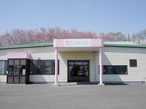 施設正面の入口外観  