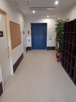 清潔な廊下とエレベーター