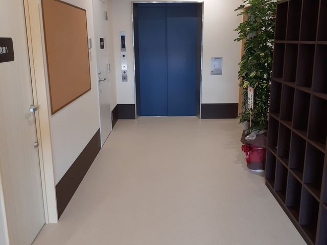 清潔な廊下とエレベーター 玄関 広々として明るい廊下は、歩行が困難な方でも快適に移動できるよう配慮されています。