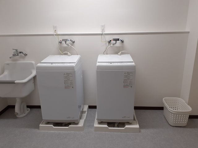 洗濯機と洗面台の部屋 洗濯室（3階） 清潔感あふれる洗濯スペースです。自分のペースで衣類のお手入れができる環境を整えております。