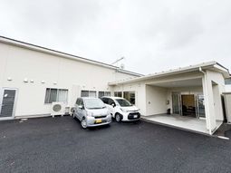 車が停まる建物外観