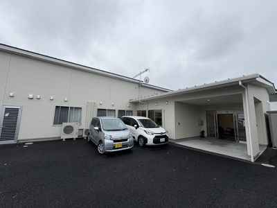 車が停まっている外観