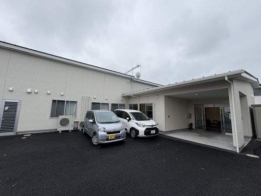 車が停まっている外観
