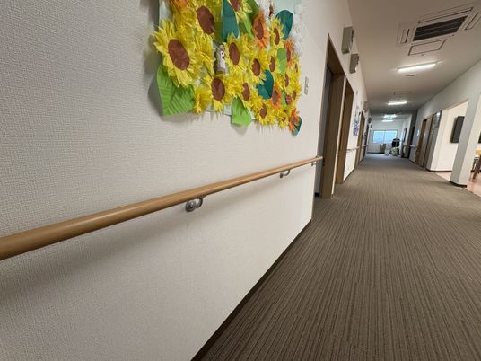 手すり付きの長い廊下