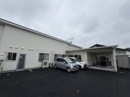 駐車場と建物