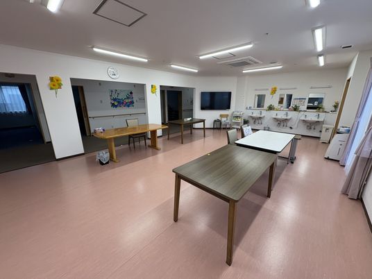 光が差し込む多目的室
