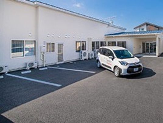 建物前の駐車場  