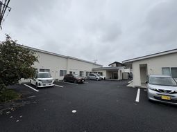 車が停まっている建物外観