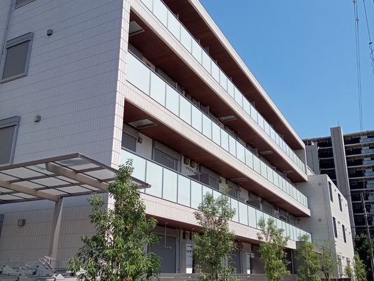 モダンな建物の外観