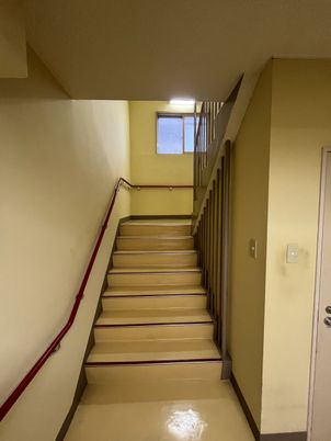 手すり完備の階段廊下