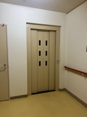 廊下とエレベーターの様子