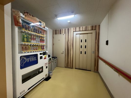 廊下の自動販売機設置