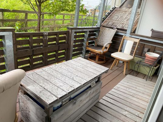 屋外に面した落ち着いたテラス