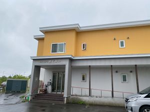イエローの壁の建物外観