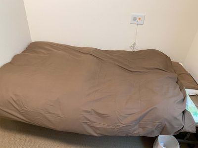 ゆったりとした居室のベッド