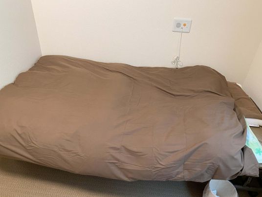 ゆったりとした居室のベッド