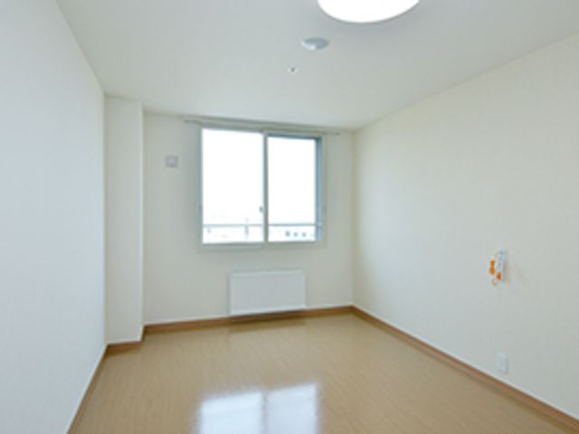 明るく広々とした居室 居室１ 快適な居住空間を提供するため、ゆとりを持った設計が施された居室です。室内は自然光が入り、清潔感があります。