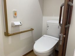 バリアフリー設計のトイレ