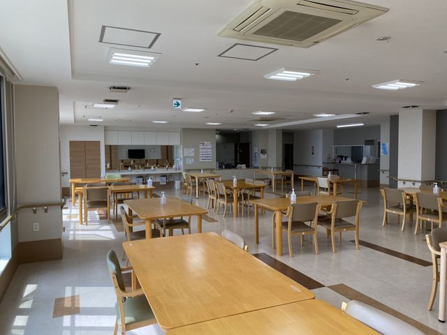広々とした食堂 食堂 ゆとりのある食堂では、明るい採光と広々としたテーブル配置で、心地よい食事時間を過ごせます。