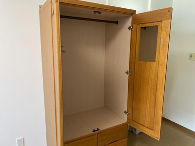 整頓された木製クローゼット