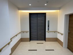 明るい廊下のエレベーター