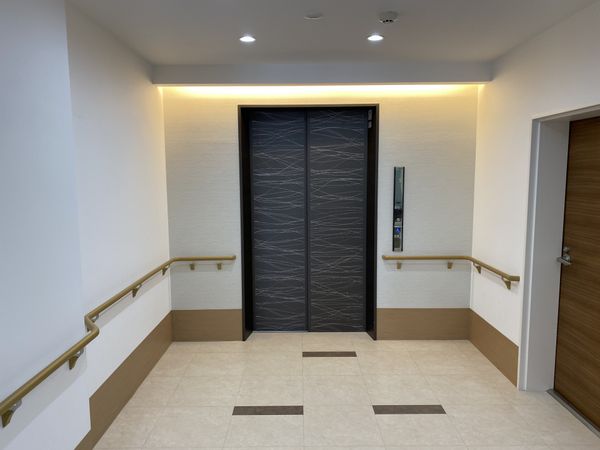明るい廊下のエレベーター