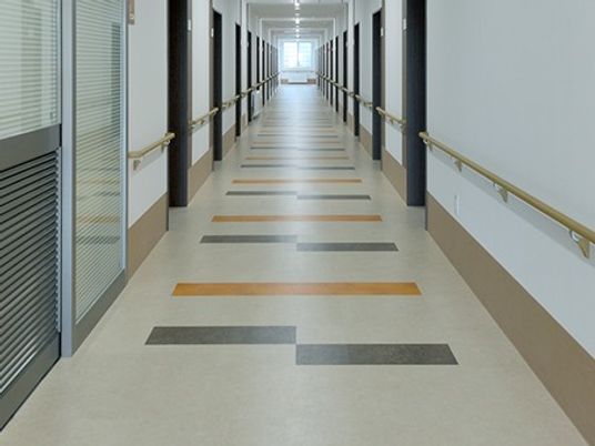 手すり付きの明るい廊下  
