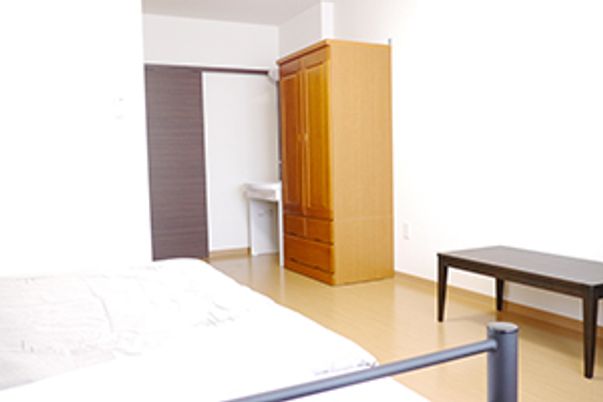 シンプルな居室の内観