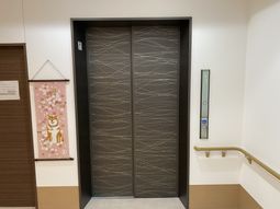 広々としたエレベーター