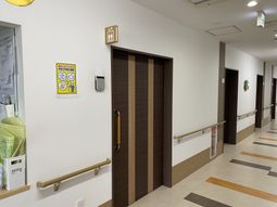 手すり付きの明るい廊下