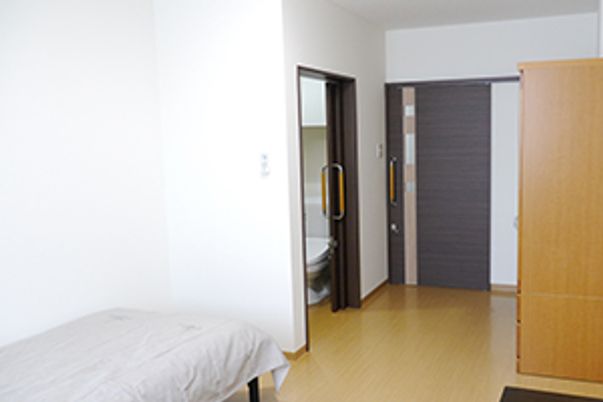 シンプルな居室の様子