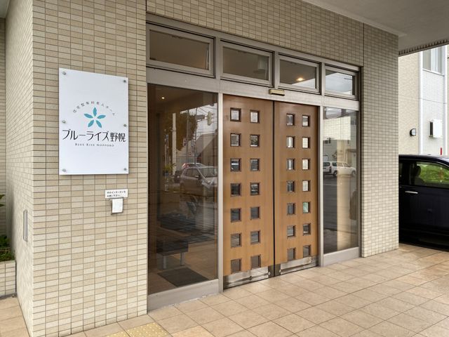 ゆったりとしたエントランス エントランス 広々とした入口はガラス張りで明るく、訪れる方々を暖かく迎えています。