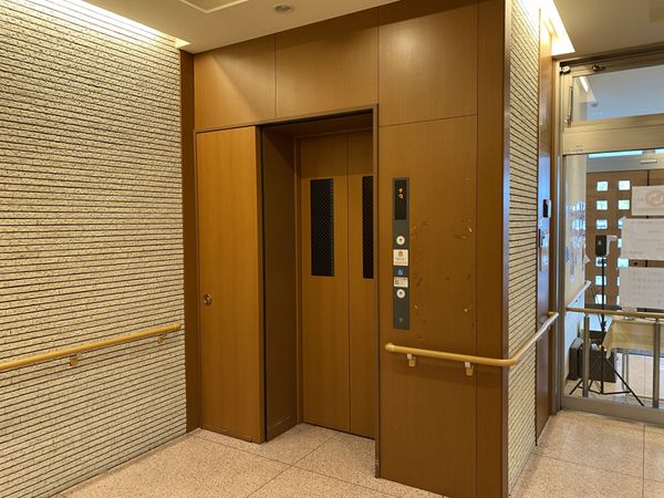 広々としたエレベーター