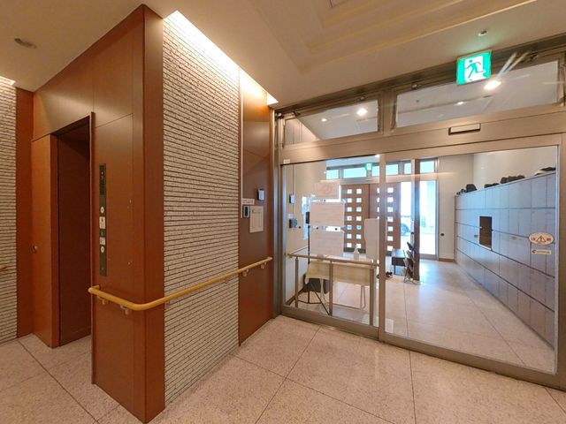 ゆとりあるエントランス エントランス 手すりが設置された明るいエントランスです。ご安心してご利用いただけるバリアフリー設計になっています。