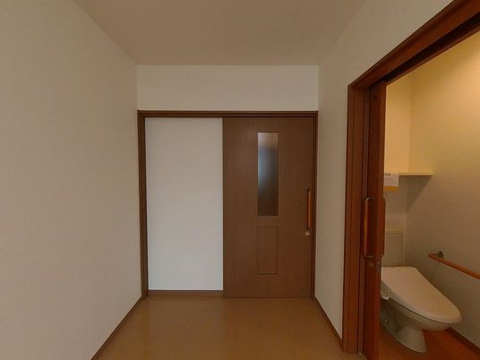 居室のドアとトイレ