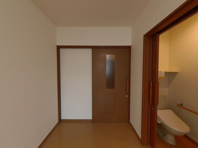 居室のドアとトイレ 居室 ゆったりとした居室には、使いやすいトイレも完備されており、安心してお過ごしいただけます。
