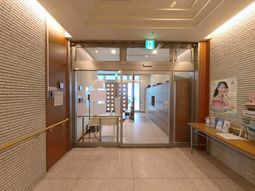 広々とした明るいエントランス