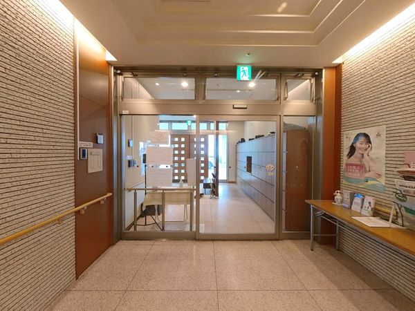 広々とした明るいエントランス
