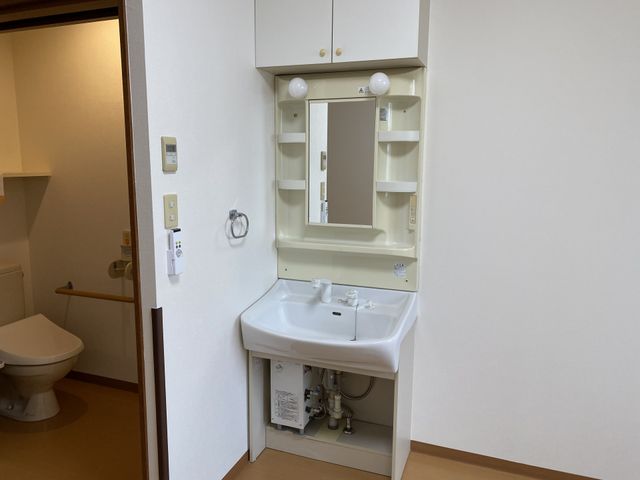 清潔感のある洗面台エリア 洗面台 手元に収納スペースも備えた洗面台は清潔感があり、日々の身支度に便利です。