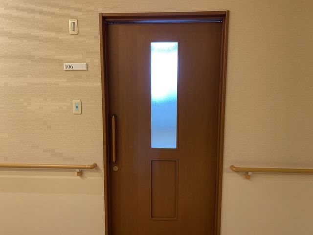 閑静な居室の扉 居室 手すりが設けられた落ち着いた雰囲気の居室入口です。プライバシーを守る工夫もされています。