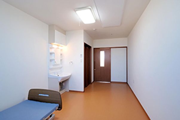 居室のベッドと洗面台