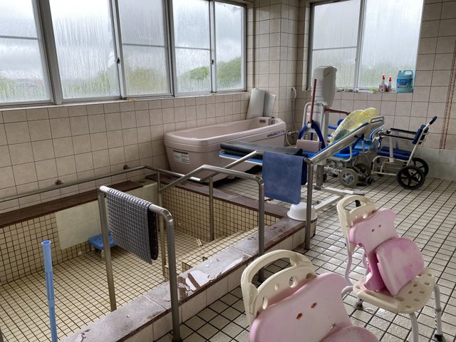ゆったりとした浴室の様子 浴室 広々とした空間の浴室には、手すりや椅子が設置され、安全に配慮されています。サポートが必要な方も安心してご利用いただけます。