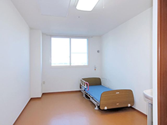 シンプルな居室 居室２ ゆとりのある個室で、静かなプライベートな時間を過ごせる環境が整っています。必要なものがすぐに手に取れるよう、使い勝手の良い造りになっております。