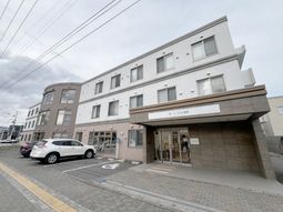 白い建物の外観