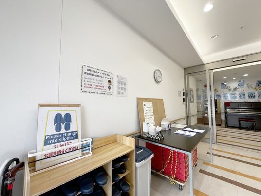 明るい施設の廊下