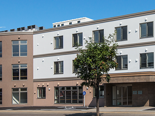 広々とした明るい外観