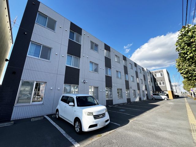 モダンな建物の外観 外観 モダンな外観が特徴で、清潔感があります。敷地内の駐車場も便利です。