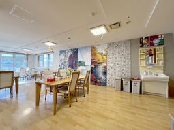 窓際の広々としたラウンジ