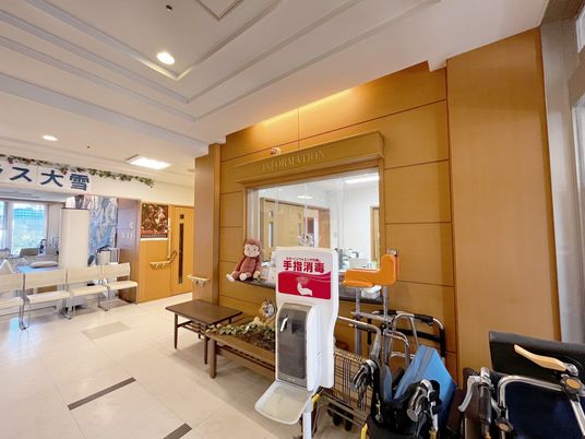 広々とした受付ロビー