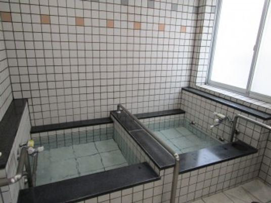 浴槽が並ぶ浴室  